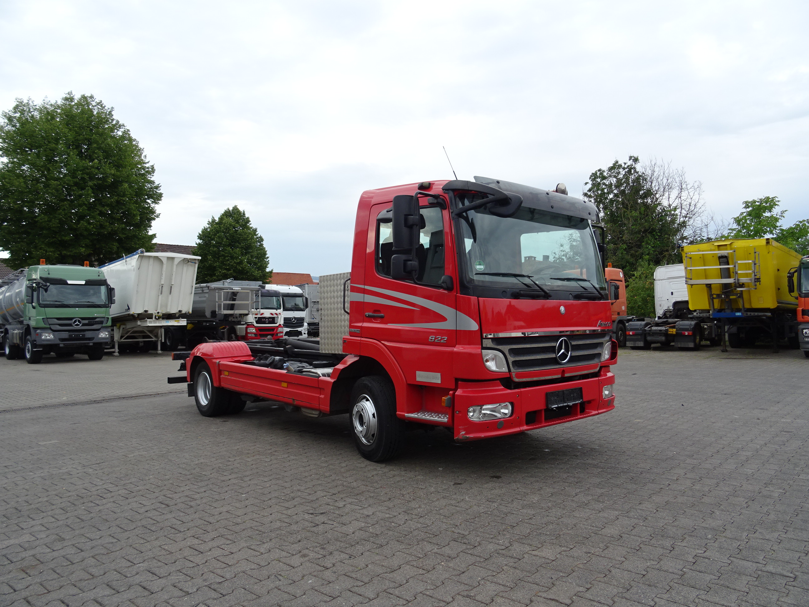 Mercedes-Benz Atego 822/Vermietung mit Container