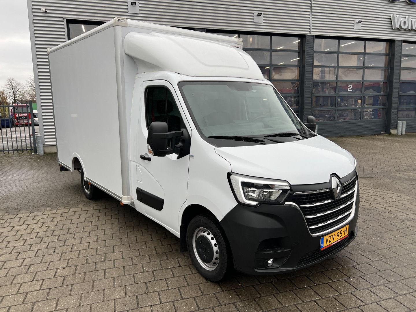 RENAULT MASTER KOFFER E-TECH FWD 3T5 L2H1 52 KWH CITY TRUCK