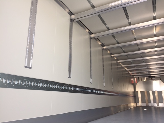 Koeltrailer_Doublestock___Rails_in_het_dak